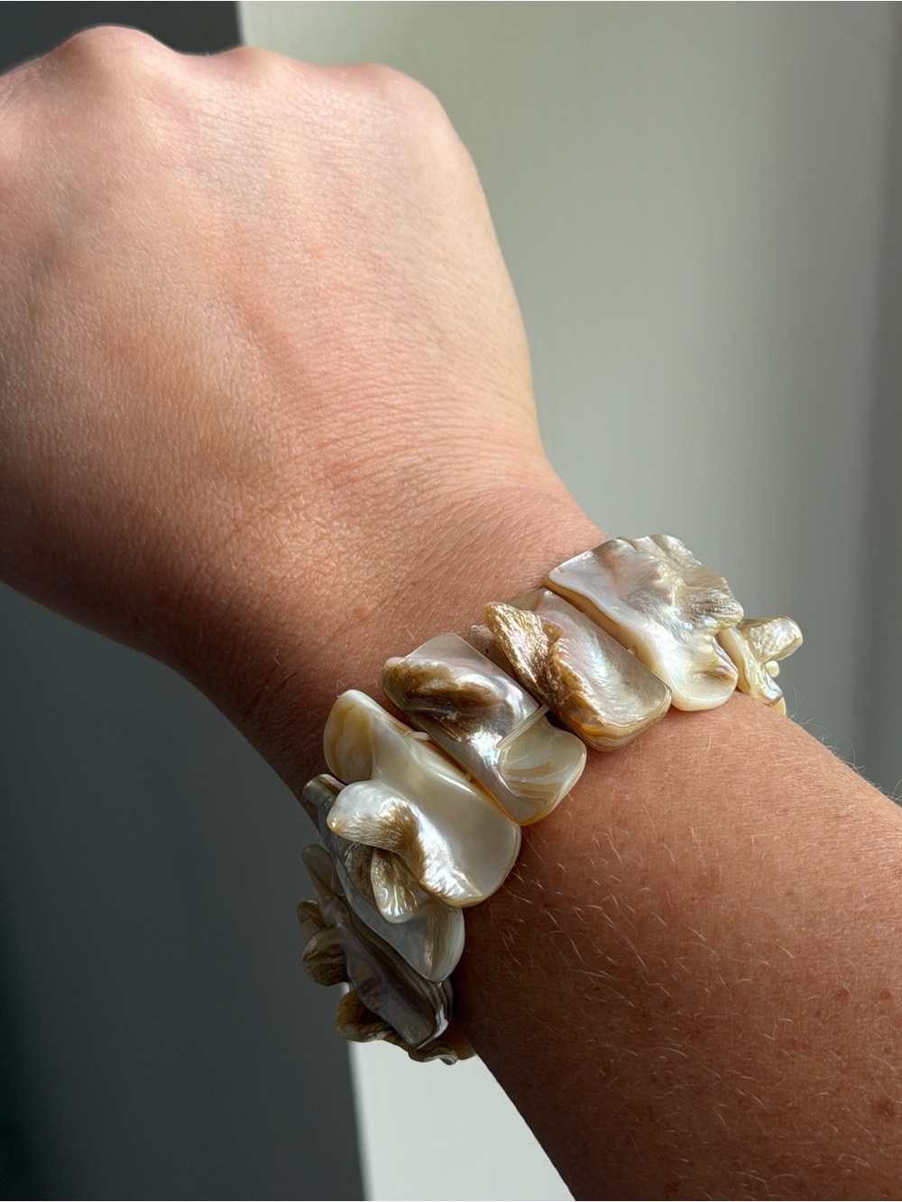 Shell Petal Stretch Bracelet in Pearl